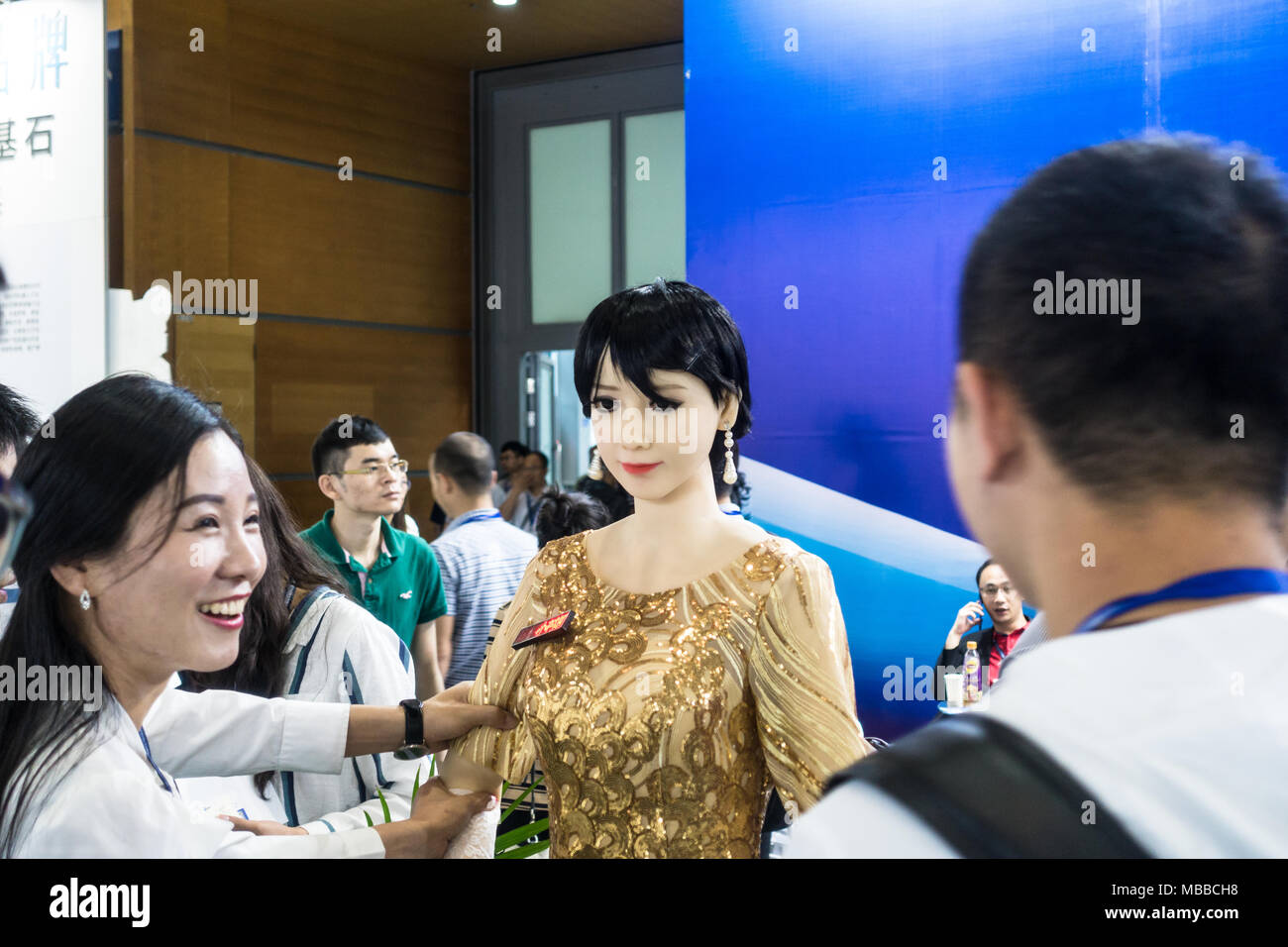 Humano-como robot (robot humanoide), exposición en la feria tecnológica en  Shenzhen, China Fotografía de stock - Alamy