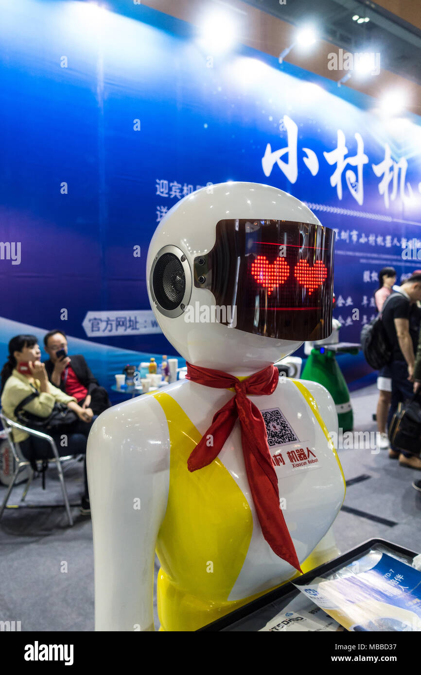 Robot con aspecto humano (robots humanoides) con los ojos del corazón en la  feria tecnológica en Shenzhen, China Fotografía de stock - Alamy