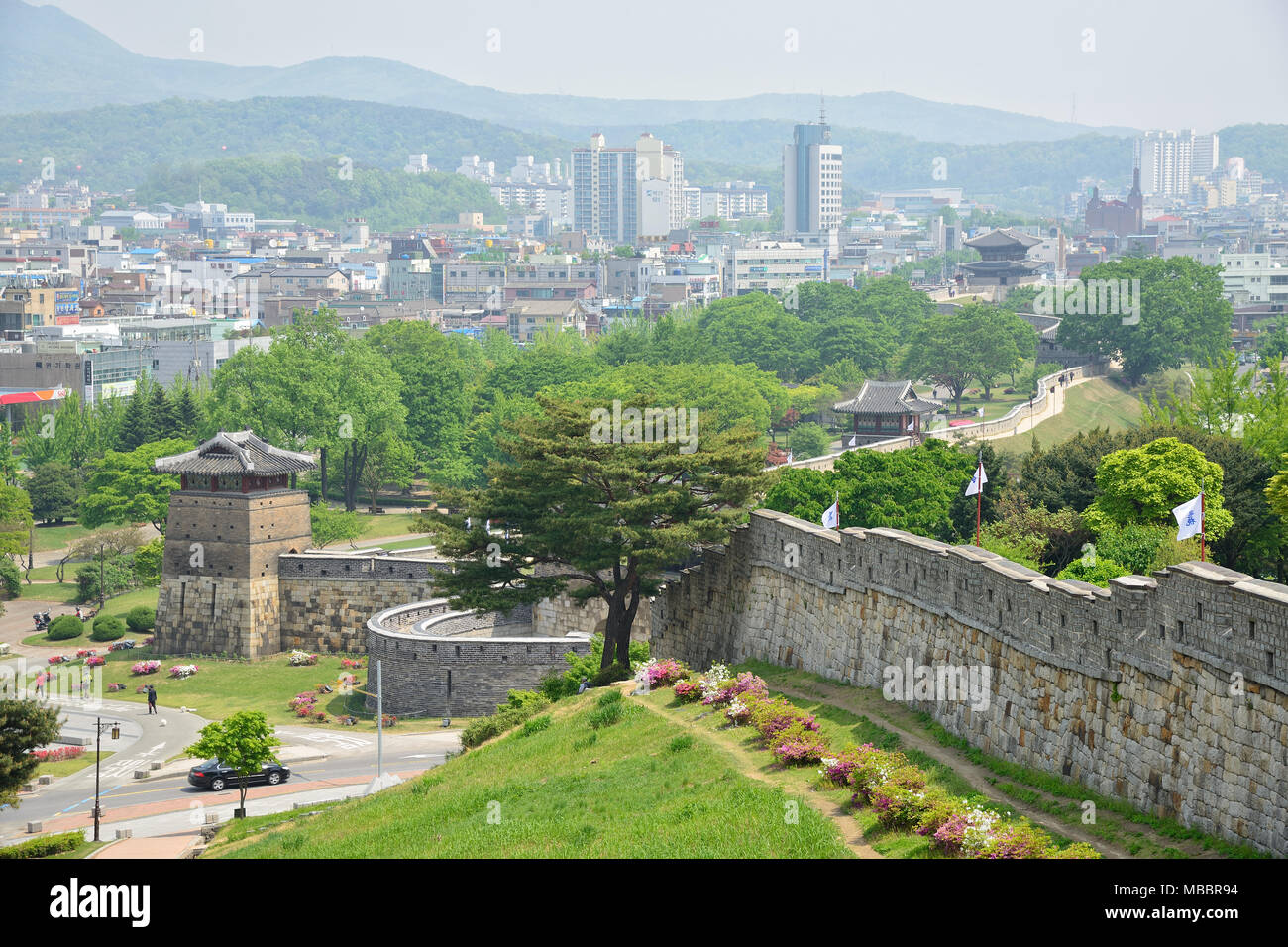 SUWON, Corea - Mayo 02, 2014: Hwaseong es la muralla que rodea el centro de Suwon, capital de la provincia de Gyeonggi-do, Corea del Sur. Foto de stock