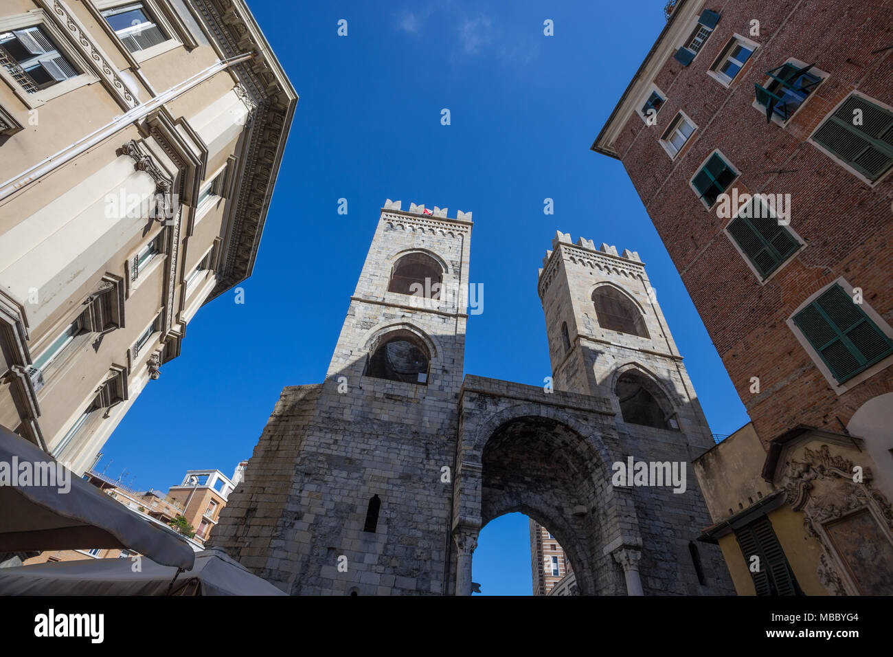 Génova, Italia, 5 de abril de 2018 - Vista de Porta Soprana o Saint Andrew's Gate en Génova, Italia. Foto de stock