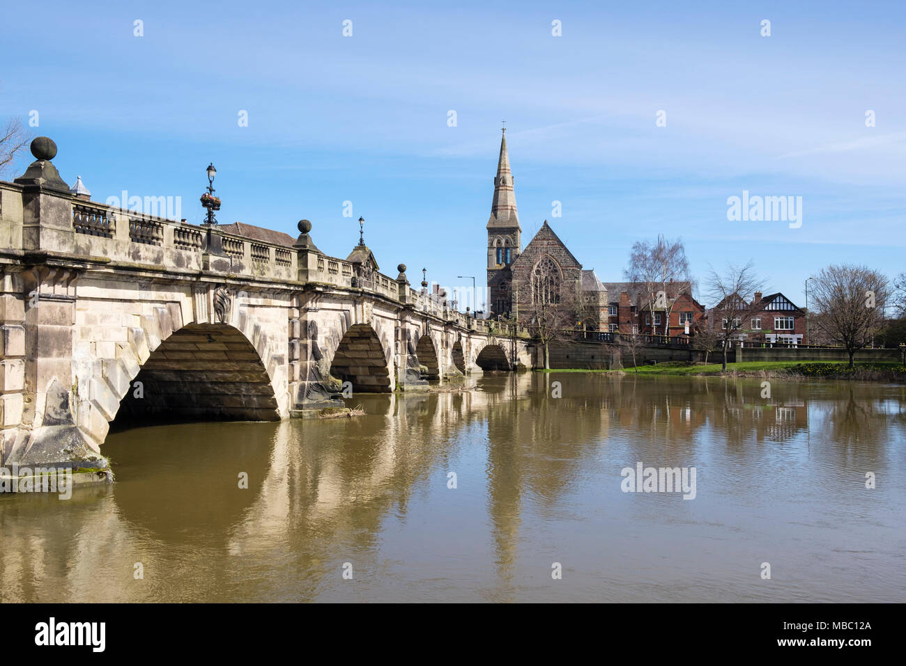 Inglés el puente sobre el río Severn con alto nivel de agua. Shrewsbury, Shropshire, West Midlands, Inglaterra, Reino Unido, Gran Bretaña Foto de stock