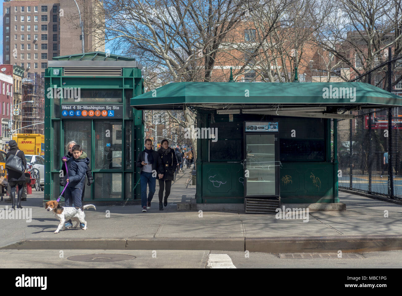 Nueva York, NY, EE.UU. el 5 de abril de 2018 - Una de las más antiguas de quioscos de prensa en Manhattan cerró este año. ©Stacy Walsh Rosenstock Foto de stock