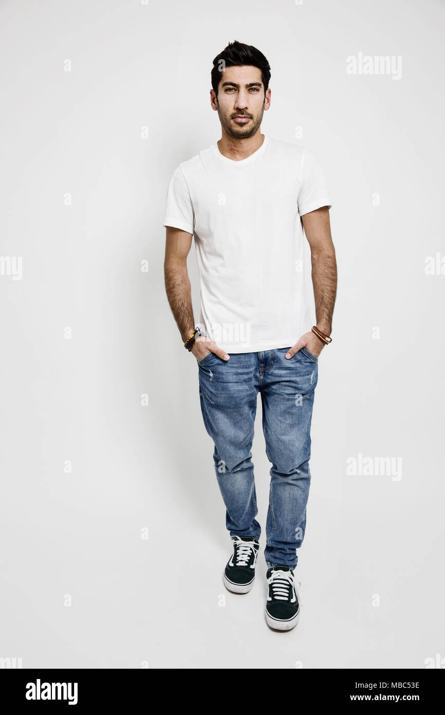 Joven, camiseta blanca, pantalones vaqueros y zapatillas de deporte, Foto  de estudio Fotografía de stock - Alamy
