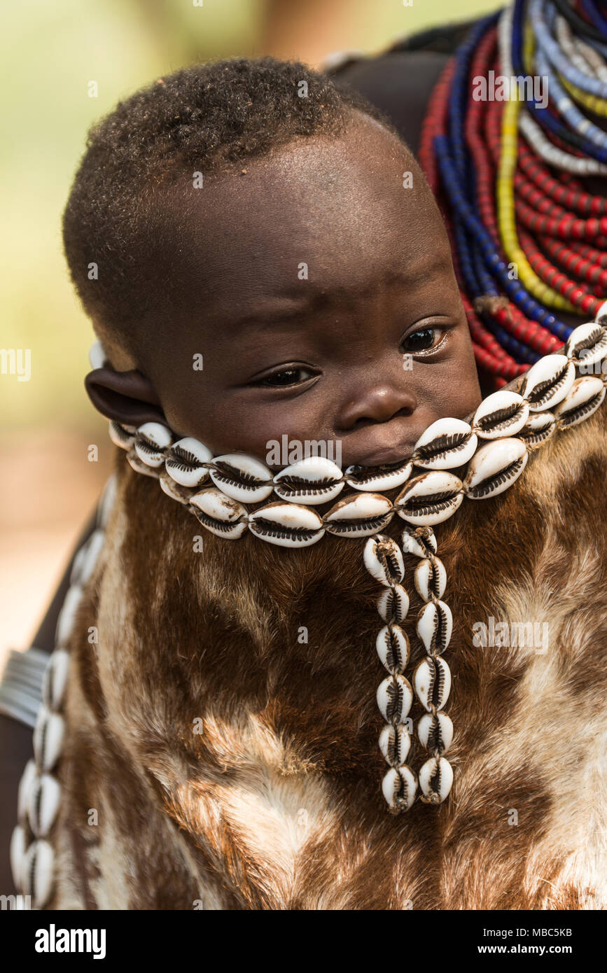 Niñito en goatskin, tribu Karo, las naciones del Sur las Nacionalidades y los pueblos de la región, Etiopía Foto de stock