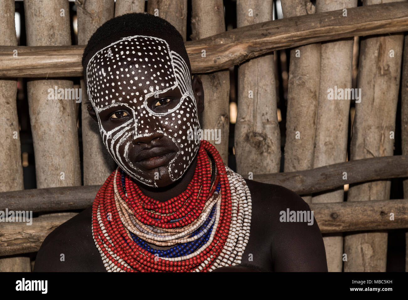 Mujer joven con el rostro pintado, retrato tribu Karo, las naciones del Sur las Nacionalidades y los pueblos de la región, Etiopía Foto de stock