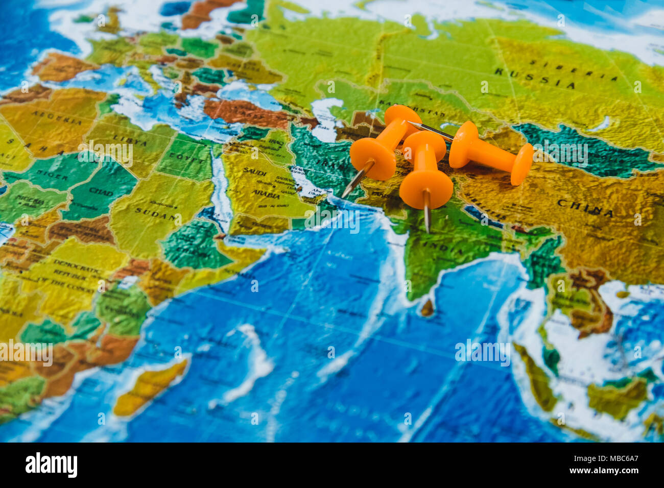 Puntos de destino de viaje en el mapa del mundo indica con chinchetas  colorido y profundidad de campo Fotografía de stock - Alamy