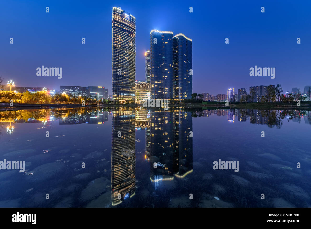 Mar 29th,2018-Chengdu, provincia de Sichuan, China.-rascacielos de Chengdu en Yintai99 business center (high-tec, distrito de la ciudad de Chengdu, China) en la noche con w Foto de stock