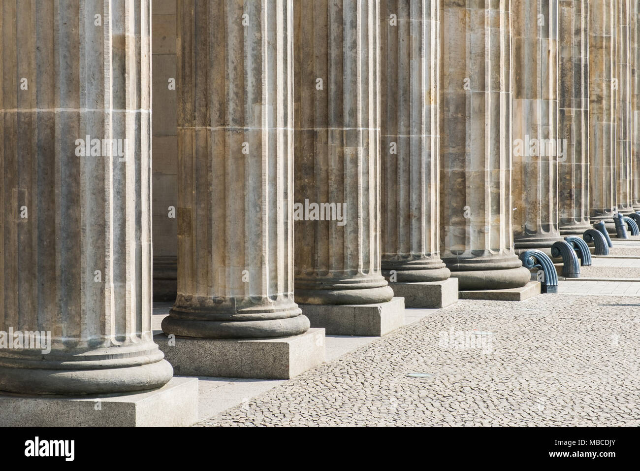 Fila de olumns - base de pilares, arquitectura histórica - Puerta de Brandeburgo - Foto de stock