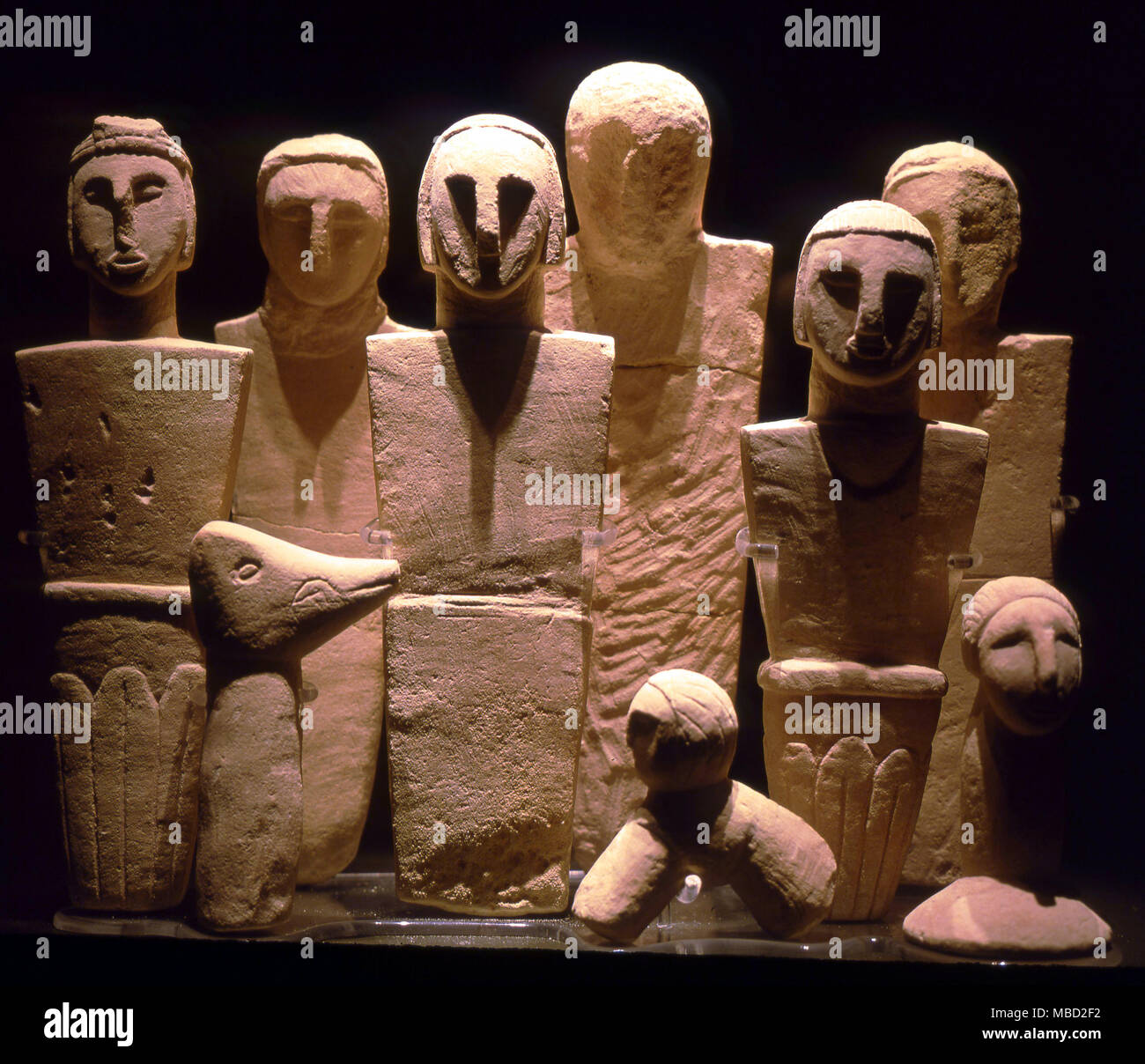 Malta. Figurillas, quizás chamánicos Xaghra, encontradas en el círculo de piedra. Estas son probablemente las más antiguas imágenes permanente libre en Europa. Foto de stock