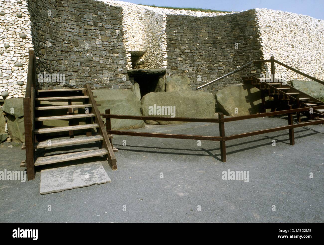 Recientemente restaurado la entrada al pasaje cairn en Newgrange. Erigido 3.000 A.C. con orientación al amanecer del solsticio de invierno. Foto de stock