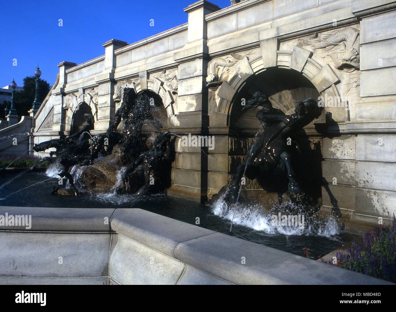 Elementos - Undines o agua-espíritus montando los caballos de Poseidón (Dios del mar) en la fuente de Neptuno, de la Biblioteca del Congreso en Washington DC. - ©Charles Walker / Foto de stock