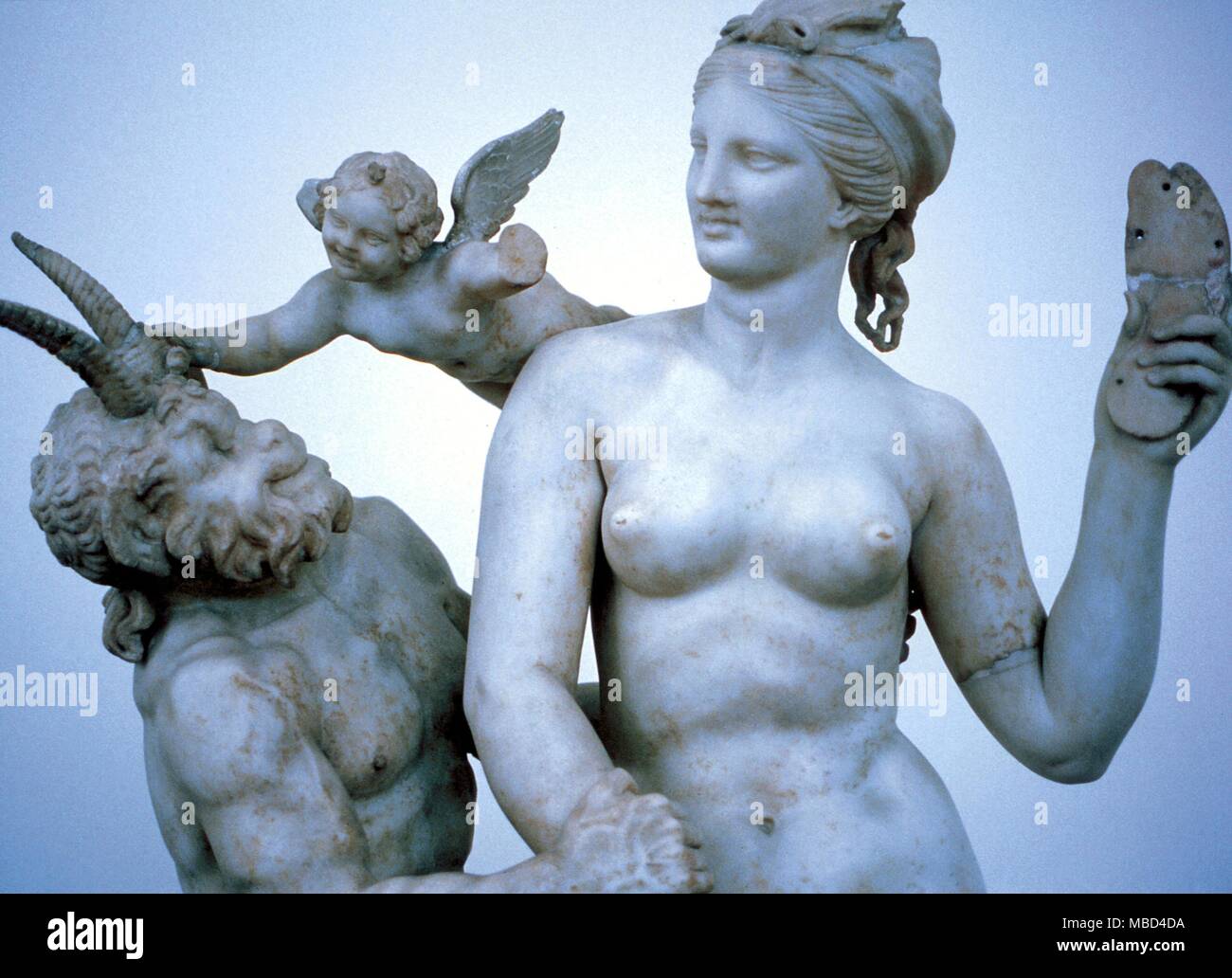 La mitología griega. Venus, Cupido y Pan. El griego antiguo estatuas de Venus, Cupido y Pan en el Museo Nacional de Atenas. A partir de la sagrada isla de Delos. Pueden ser copias romanas. Foto de stock