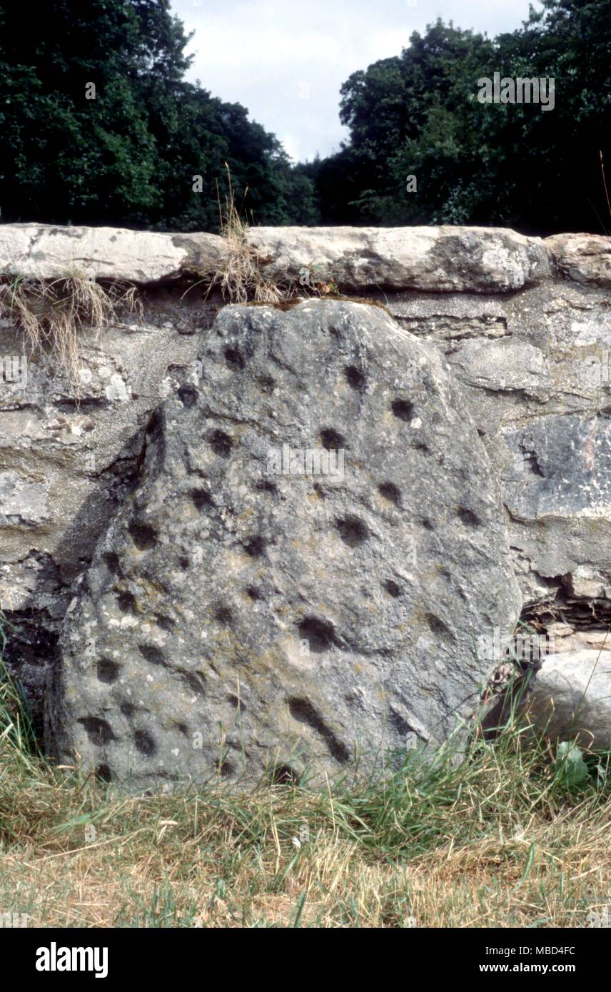 Stones - Brahan - Carved (anillo y la taza de marcas) piedra afuera de las ruinas del castillo de Brahan, dice estar vinculado con el vidente Brahan. - © /Charles Walker Foto de stock