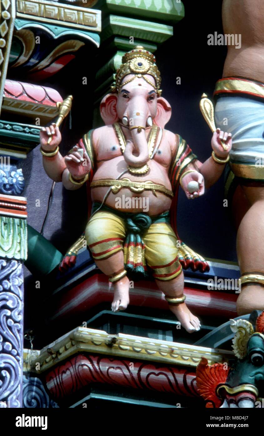 Hinduismo - mitología hindú - Detalle del elefante-dios Ganesa, entre aquellos reunidos para celebrar el matrimonio de Krishna a Rukmini. Templo hindú, Singapur. - © /CW Foto de stock