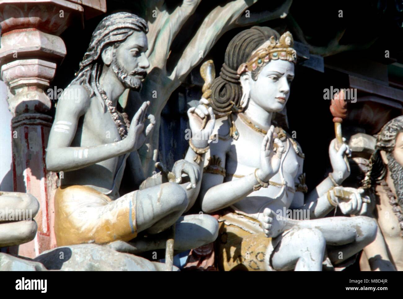 Hinduismo - mitología hindú - Detalles de figuras mitológicas hindúes en la fachada del templo Kaapaleeshwara en Madrás, India. - © /CW Foto de stock