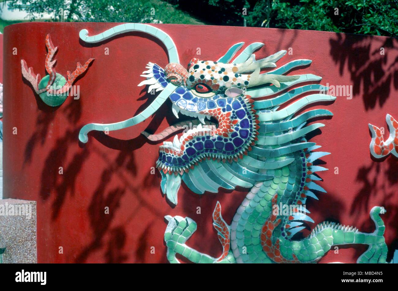 Dragones - Oriental - dragones chinos, en azulejos esmaltados, en un cementerio chino en Tailandia. © / Charles Walker Foto de stock