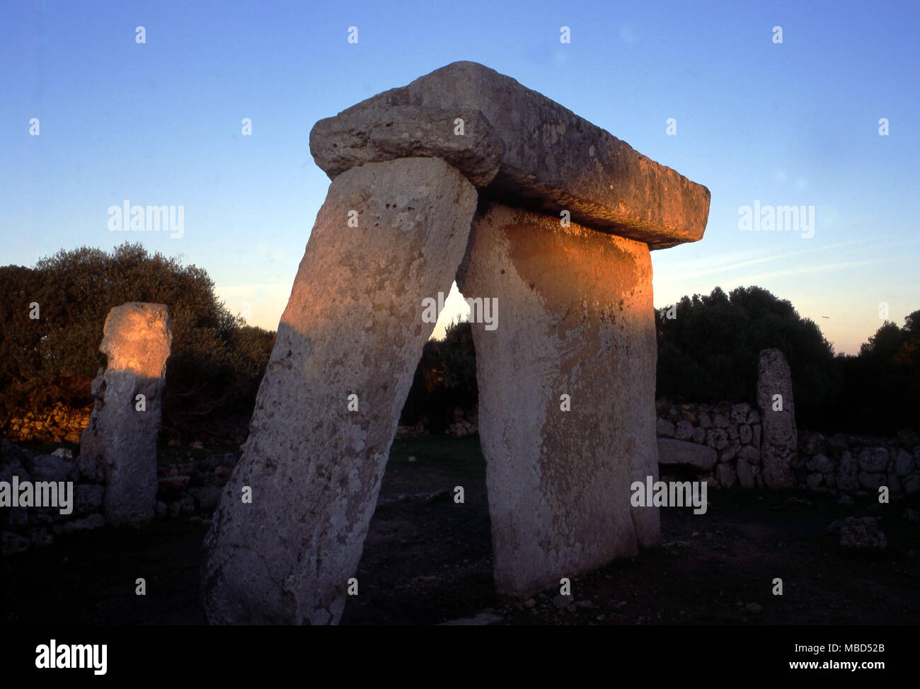 Arqueología de Menorca. La piedra inclinada y Taula en Talati de Dalt. c.3500 A.C. Foto de stock
