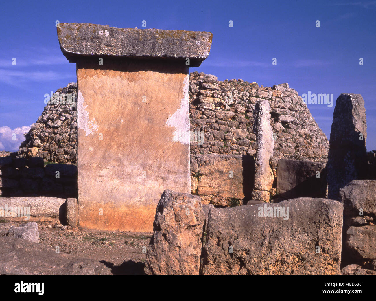 Arqueología de Menorca. La taula, tapado o vertical, y la piedra rodea a Trepuco. Foto de stock