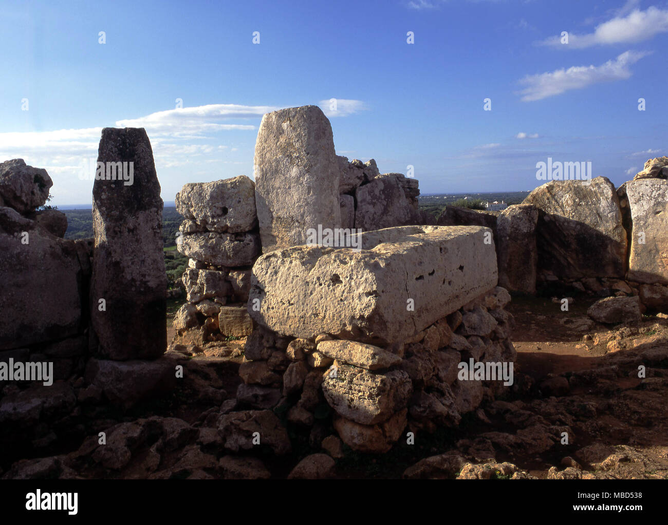 Arqueología de Menorca. Los caídos cap piedra de la taula, antiguamente en el enclave en Torre d'en Gaumes. Foto de stock