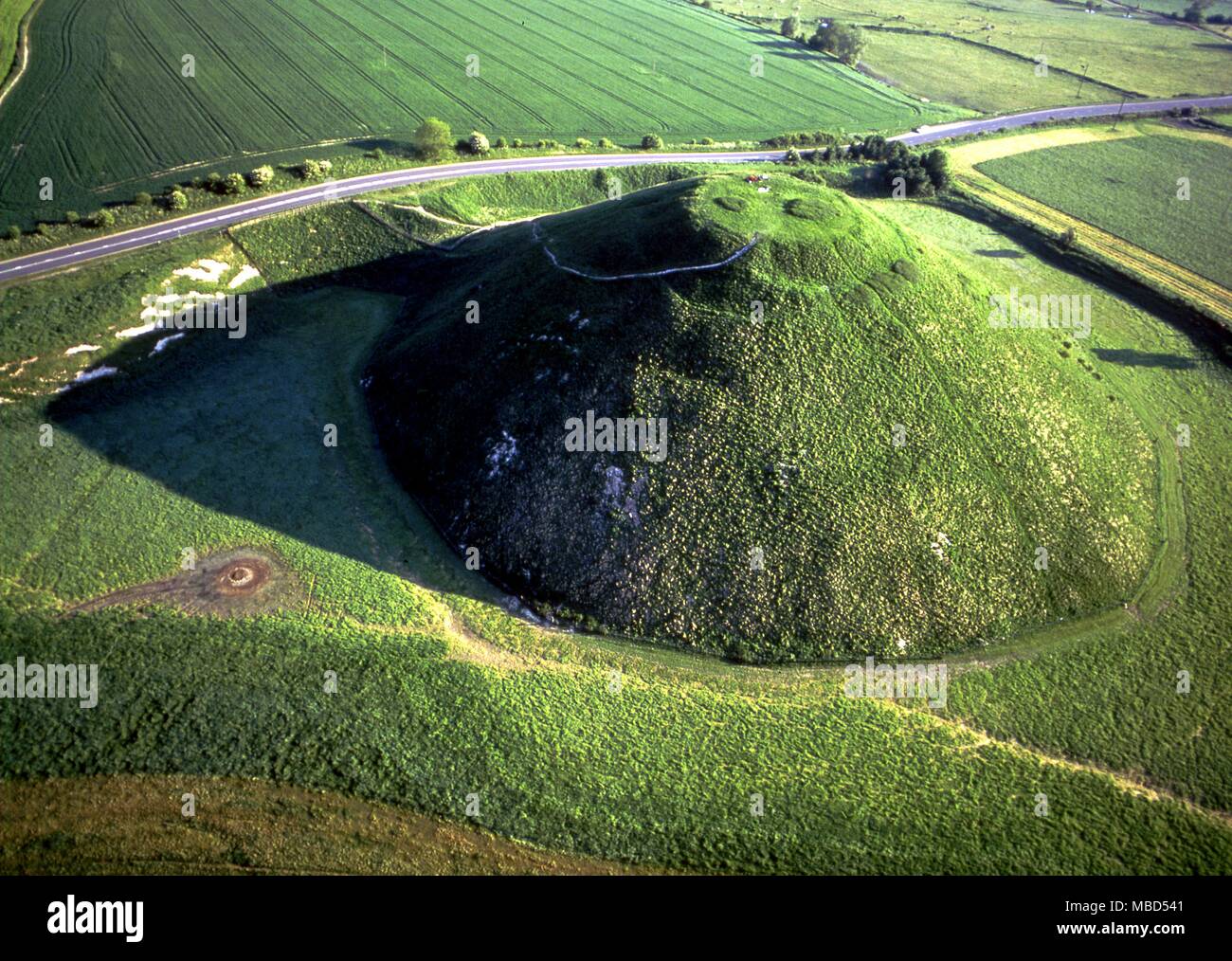 Silbury Hill. Este es el montículo más grande hecha por el hombre en Europa y abarca un poco más de 5 acres. Construido c.2,100 BC y está vinculado con el de la cercana Avebury círculos. Foto de stock