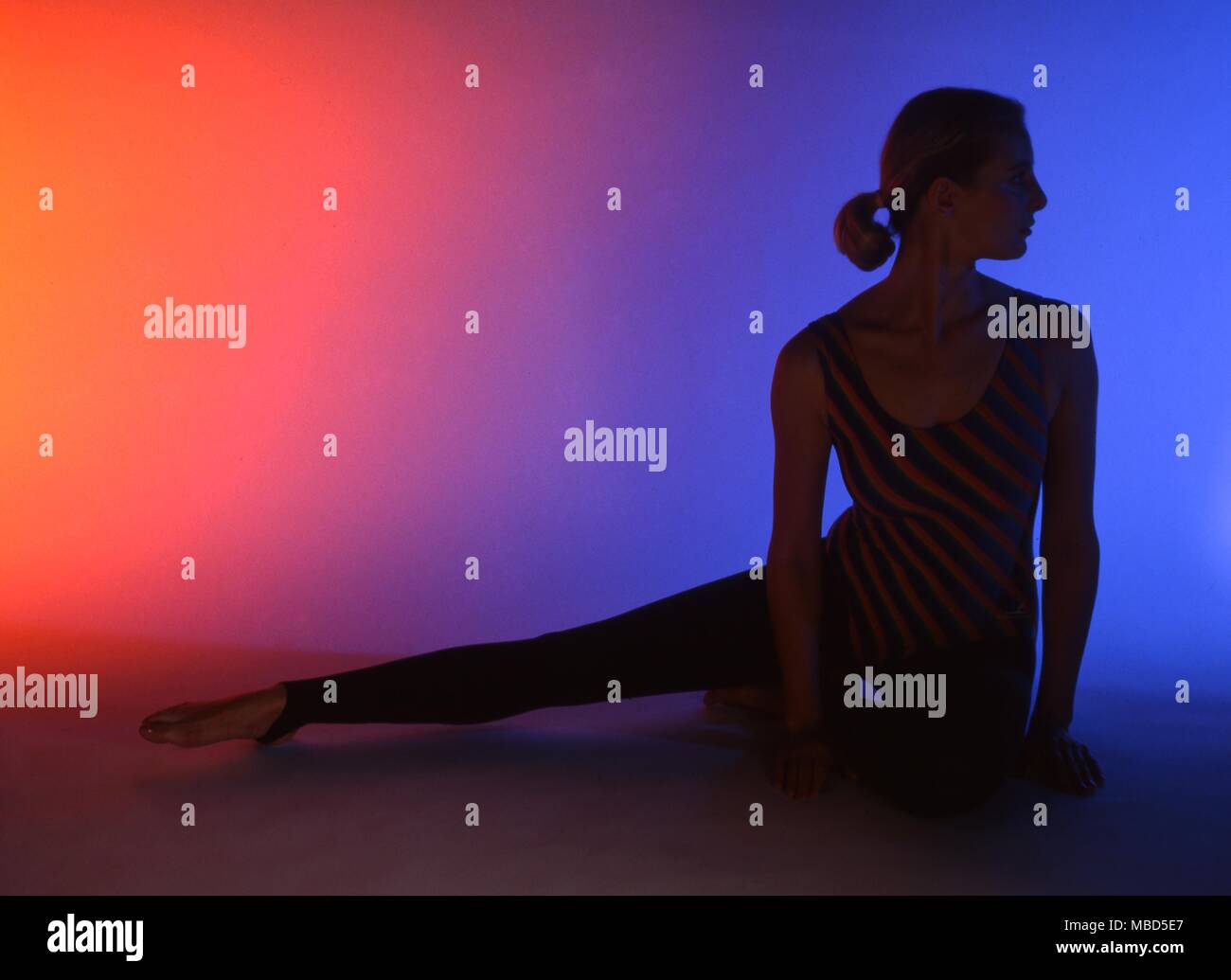 El Yoga. La posición inicial de la cabeza a la rodilla pose. Foto de stock