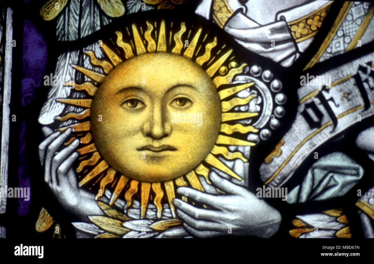 Imagen de un radiante sol humanizado en manos del Arcángel Uriel, el regente de la tierra. Detalle del claustro de la Catedral de Chester windows, fechada c.1921-28 - © / Charles Walker Foto de stock