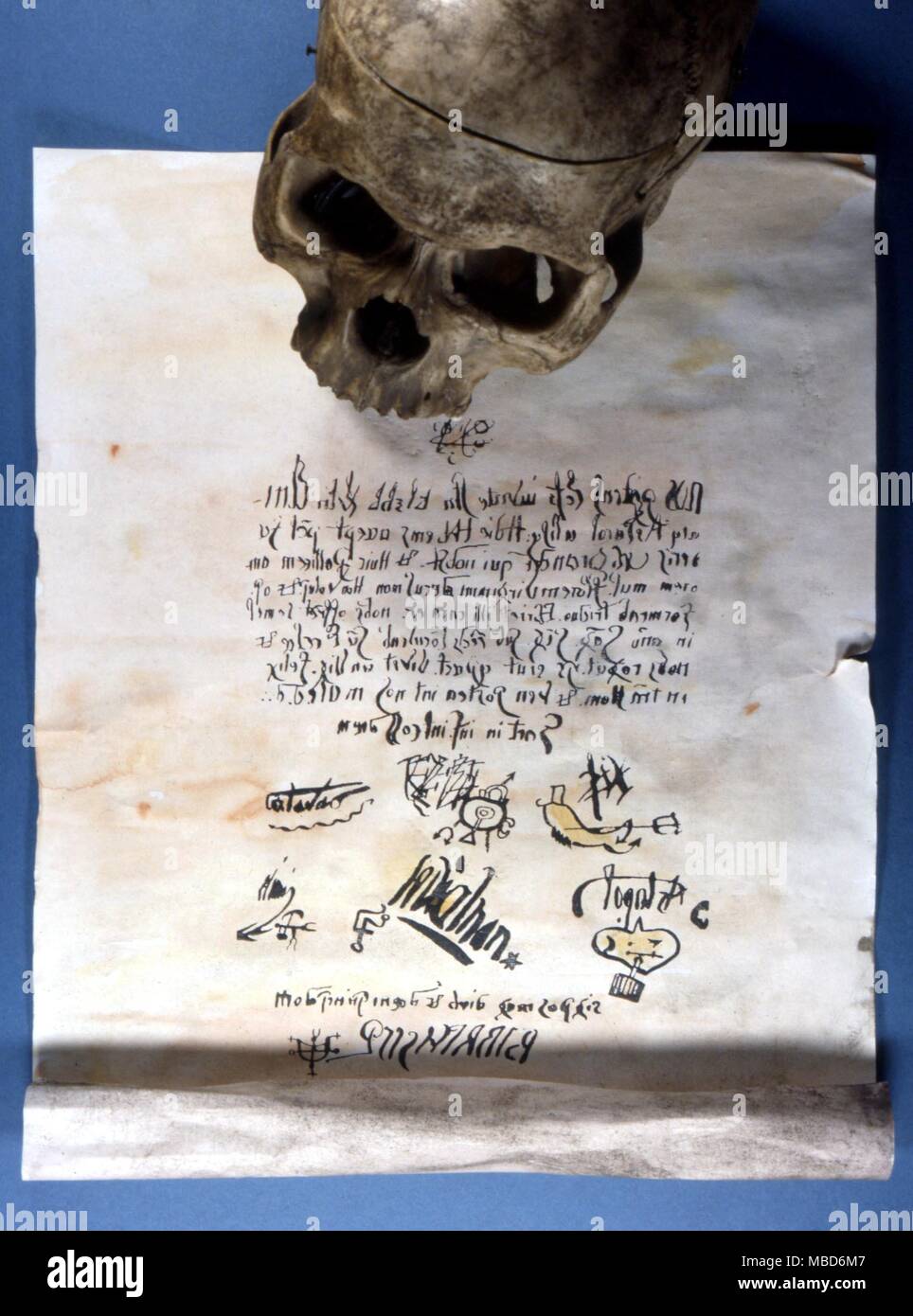 Alfabetos mágicos - un pacto el documento, dice que se han firmado en retroceso (América) por varios demonios, para grabar un pacto entre ellos y el siglo XVII, el sacerdote Urbain Grandier. Nota la demoníaca sigils. Foto de stock