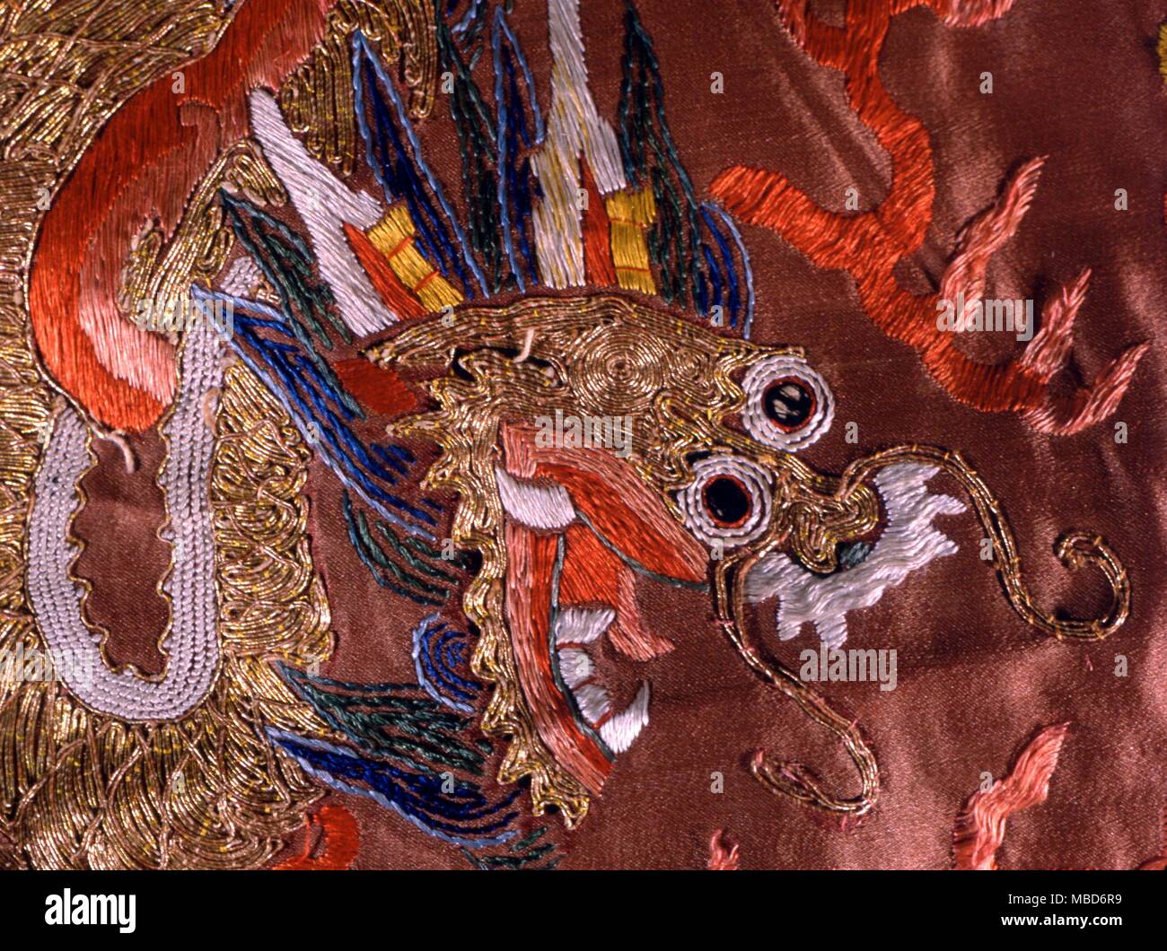 DRAGON - cabeza de dragón en un siglo xviii de seda bordada, antaño palacio manto. Colección privada. Foto de stock