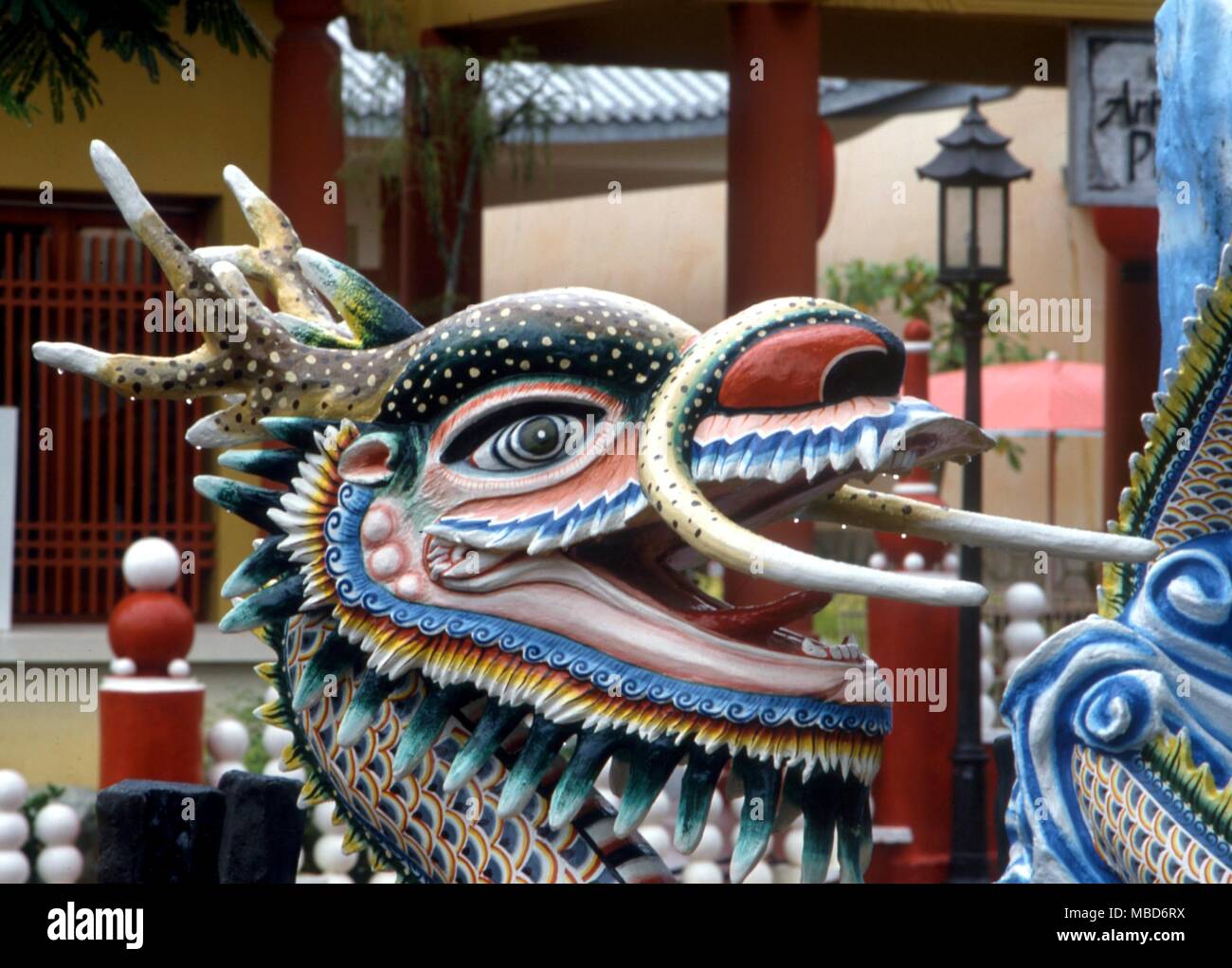 DRAGON - en forma tridimensional, desde los jardines de Haw Par Villa de Singapur Foto de stock