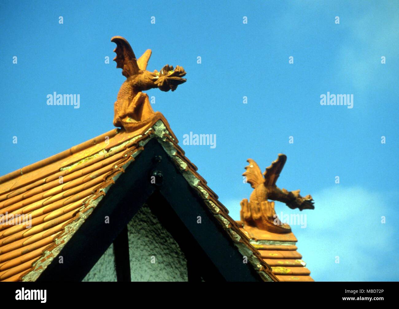 Amuletic dragones protectores o sobre el techo de una casa en Newquay - Siglo xix europeo, pero de diseño oriental Foto de stock
