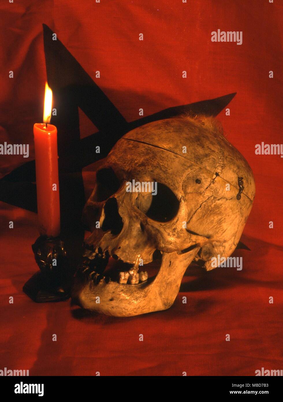 Cráneo y maldición de velas en un Pentagram. La maldición de velas está programado para quemar la vida de una presunta víctima. Foto de stock