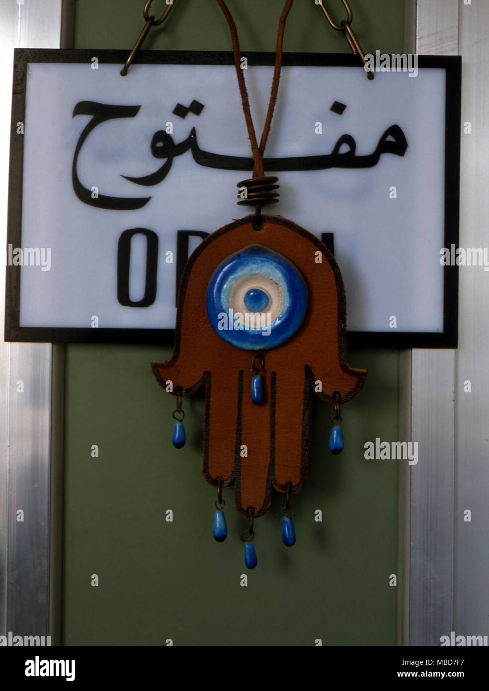 Árabe amuleto de protección en la forma de una mano de Fátima, con un ojo central de motif, sobre una puerta en Kuwait. Foto de stock