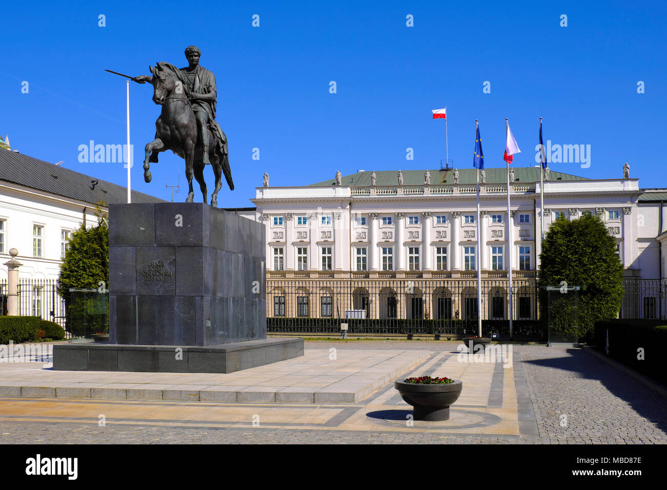 Varsovia, Polonia / Mazovia - 2018/04/07: Casco Histórico de la ciudad antigua de Varsovia - El presidente palacio en la calle Krakowskie Przedmiescie con el príncipe Jozef Poni Foto de stock