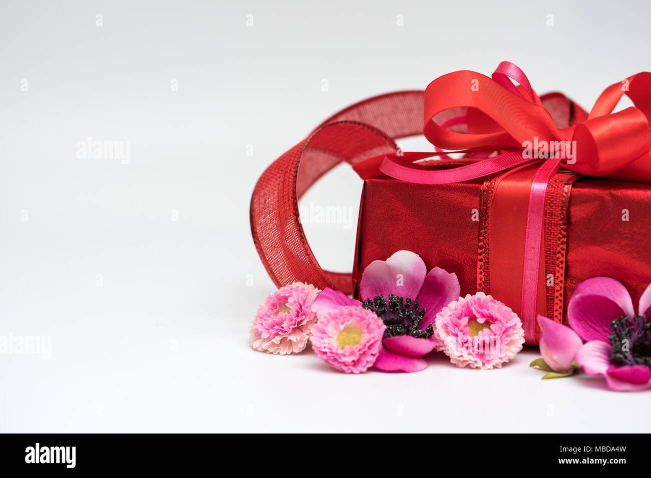 caja de regalo sorpresa rosa con lazo rojo para cumpleaños y feliz día de  san valentín con rosas de flores Fotografía de stock - Alamy