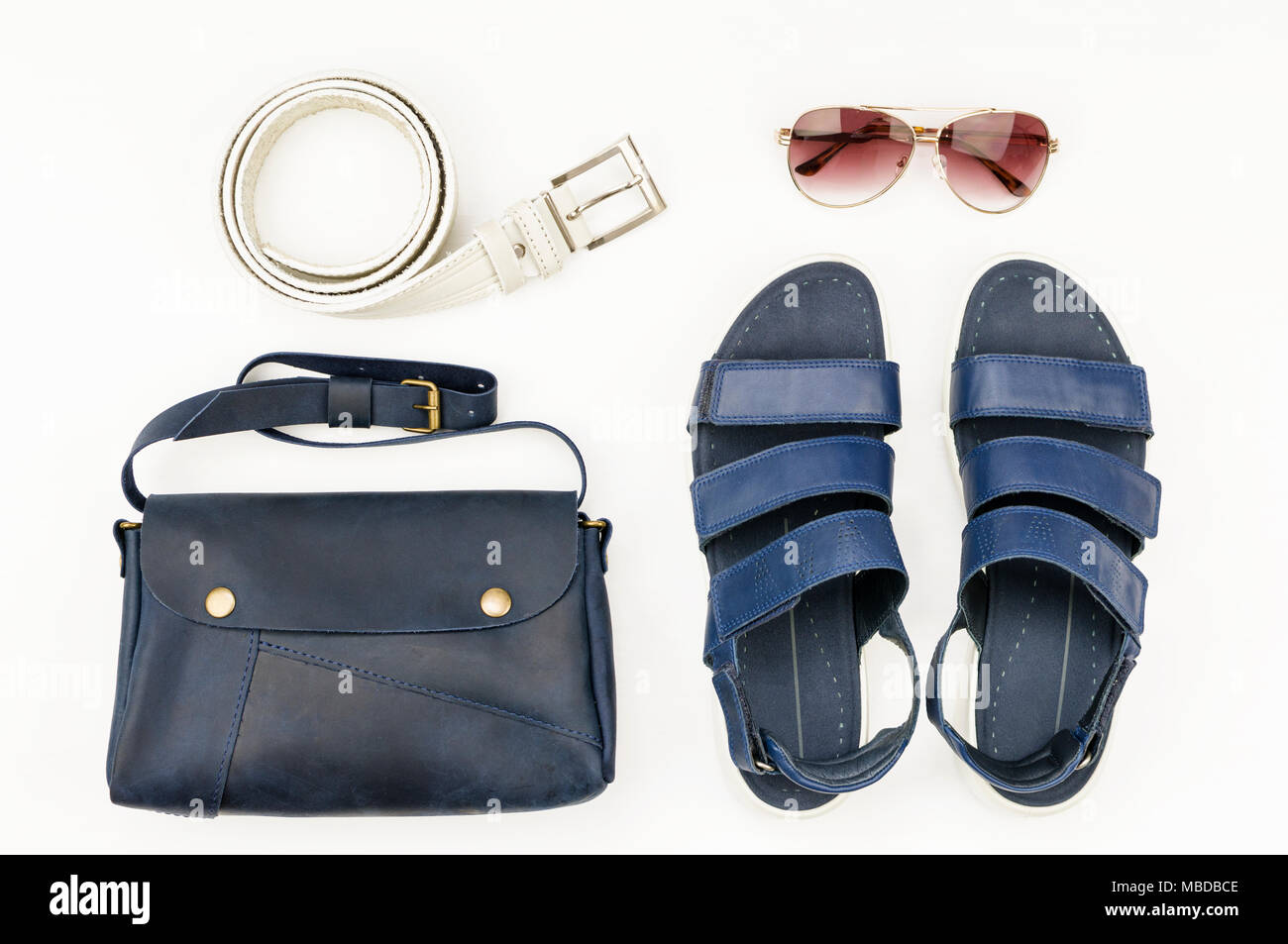 Elegante conjunto de ropa casual para mujer sobre fondo blanco, laicos  plana vista desde arriba Fotografía de stock - Alamy