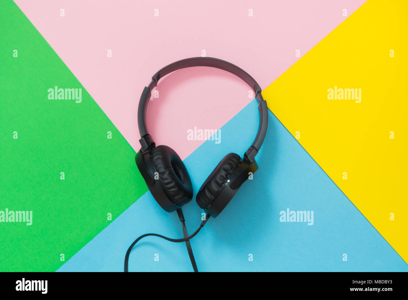 Estilo moderno negro auriculares en fondo de colores. Foto de stock
