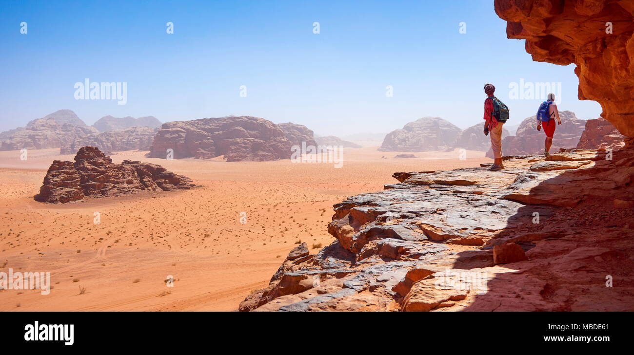Los turistas de senderismo en el desierto de Wadi Rum, Jordania Foto de stock