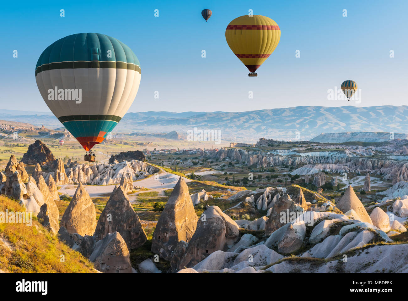 Globos aerostáticos volando por encima de Cappadocia, Turquía Foto de stock