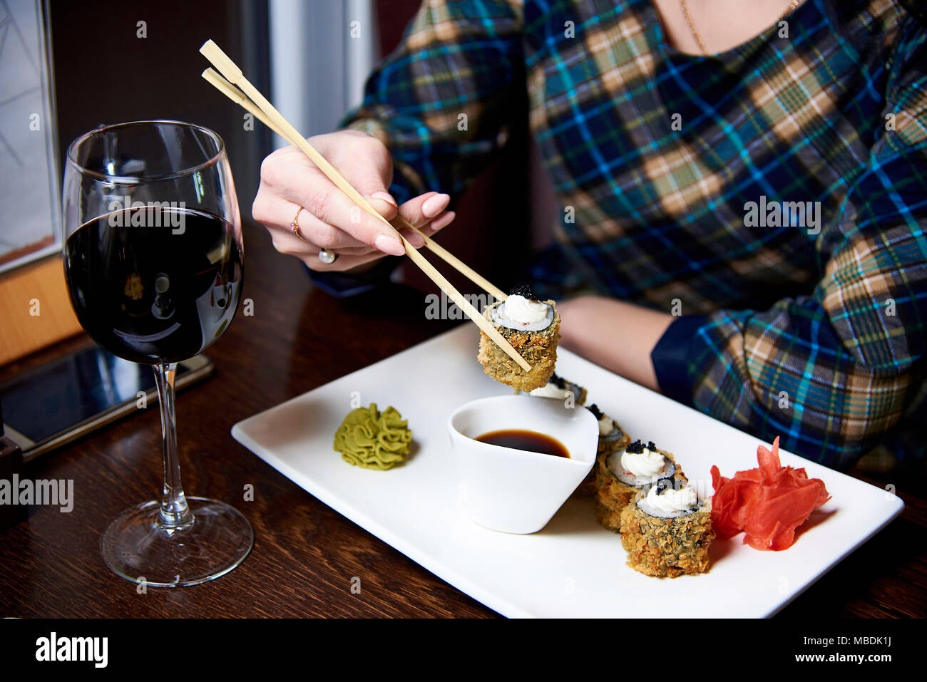La chica de la mano sujeta el rollo con palos de bambú Fotografía de stock  - Alamy