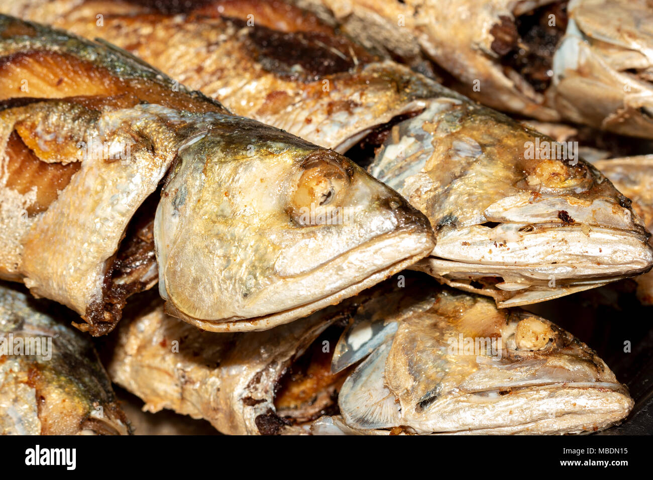 Cerrar la caballa frita en dish. Foto de stock