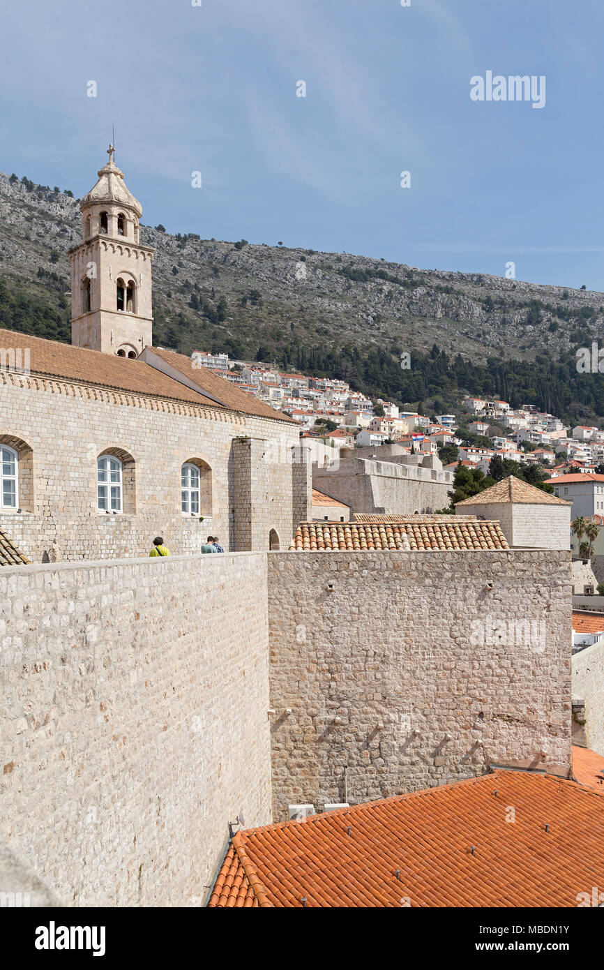 Monasterio dominicano con Azimov torre, murallas de la ciudad, Casco antiguo, Dubrovnik, Croacia Foto de stock