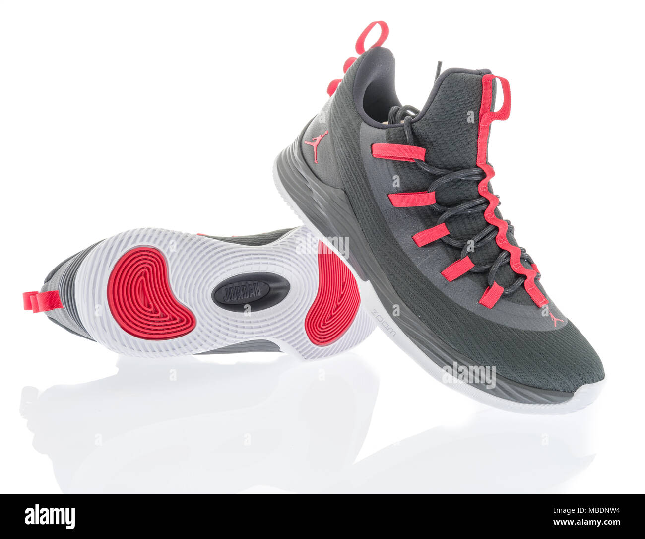Zapatillas de baloncesto nike fotografías e imágenes de alta resolución -  Alamy