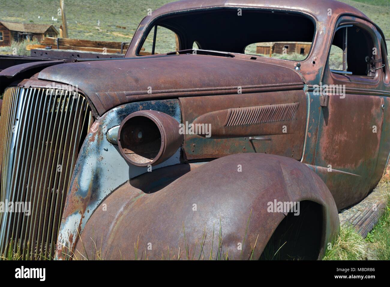 Antique rusted fuera 1937 Chevrolet Master Deluxe abandonados en Bodie State Historic Park, Bodí, California Foto de stock