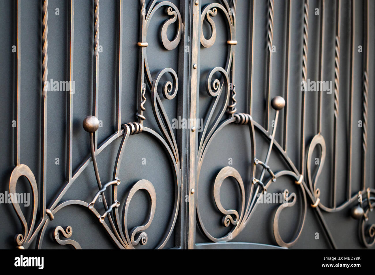 Magníficos portones de hierro forjado, forja, elementos ornamentales  forjados cerca Fotografía de stock - Alamy