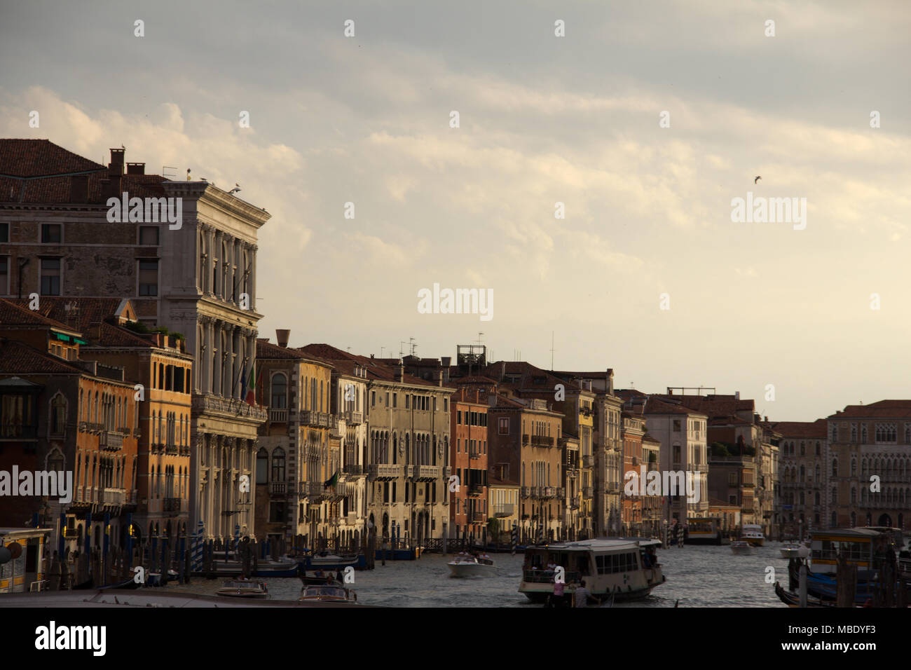 Iluminación romántica puesta de sol sobre el canal de Venecia, visto desde el Puente de Rialto Foto de stock