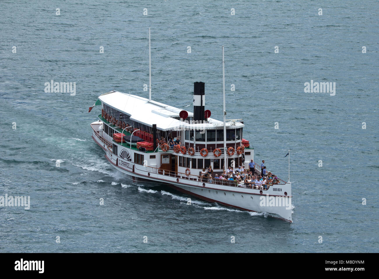 Paddle steamer MONOVOLUMEN G Zanardelli acercando a Riva del Garda, Italia Foto de stock