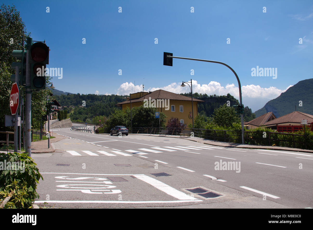 Semáforo en un cruce de carreteras en San Lorenzo, Italia Foto de stock