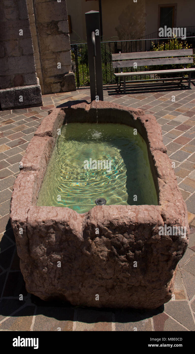 Una fuente de agua fresca de piedra en San Lorenzo, Italia Foto de stock