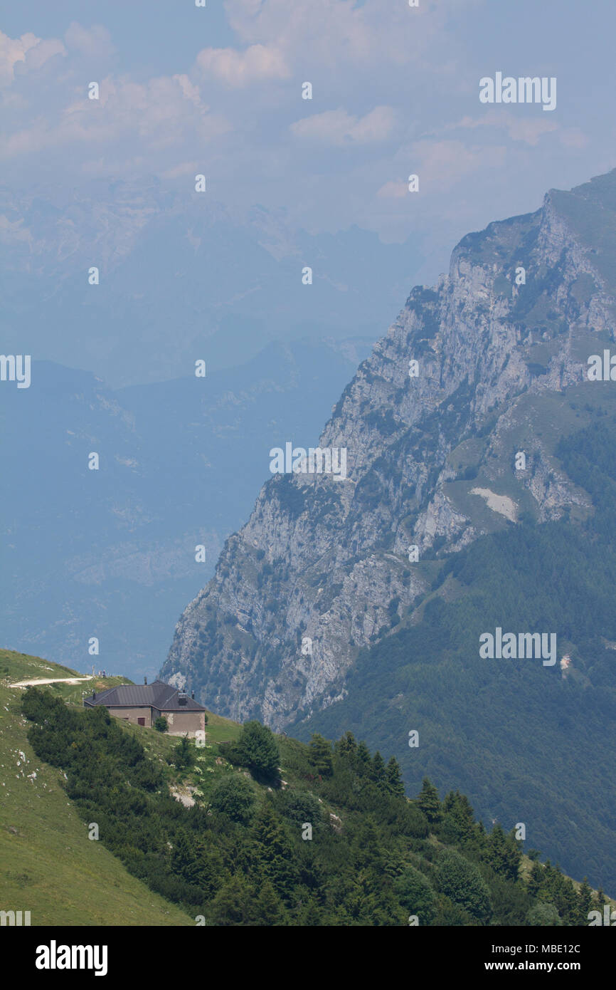 Una casa en la ladera de una colina, en la cima del Monte Baldo Foto de stock