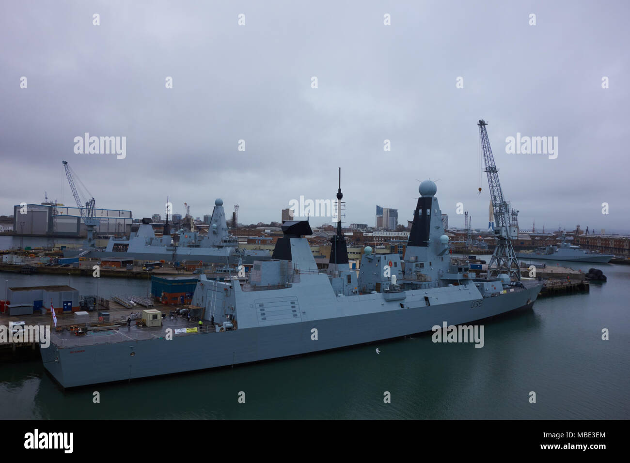 Royal Navy HMS Defender D36 atracados en el puerto de Portsmouth en un día nublado Foto de stock